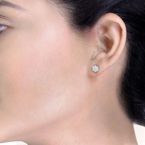 Brillantez resplandeciente: aretes de diamantes naturales engastados a presión de oro blanco de 10 k de 0,33 ct con certificación I3 GH SGL