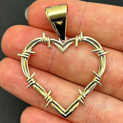Colgante de cruz de oro amarillo de 10 k con corte de diamante, 1,6 g
