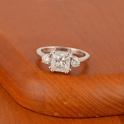 Anillo de trilogía de moissanita Nova Brilliance - D VVS1 de 3,50 ct en plata de ley 925.